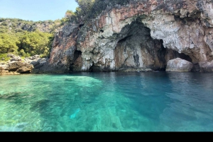 Himara : excursion dans la grotte des pirates avec arrêts baignade et plongée avec tuba (8 à 10 personnes)