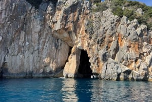 Himara : excursion dans la grotte des pirates avec arrêts baignade et plongée avec tuba (8 à 10 personnes)