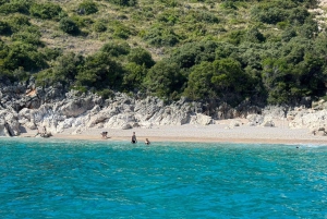 Himara : excursion dans la grotte des pirates avec arrêts baignade et plongée avec tuba (8 à 10 personnes)