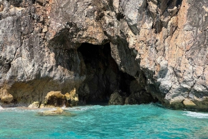 Himara : excursion dans la grotte des pirates avec arrêts baignade et plongée avec tuba (8 à 10 personnes)