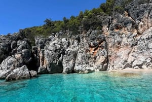 Himara : excursion dans la grotte des pirates avec arrêts baignade et plongée avec tuba (8 à 10 personnes)