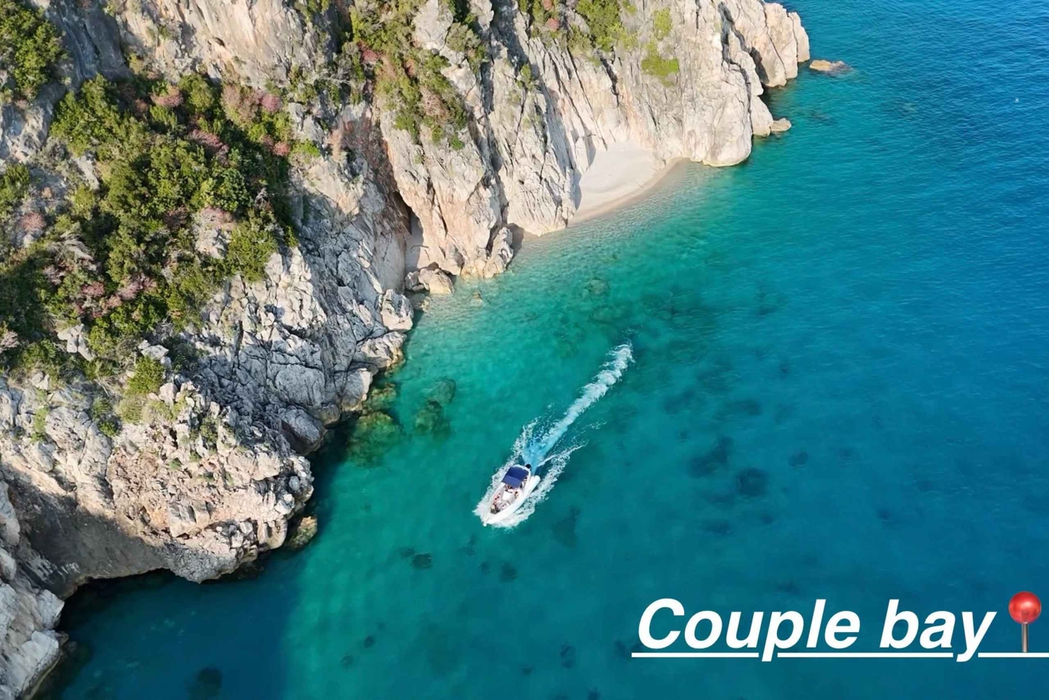 Himare: tour in barca lungo la costa con soste per nuotare