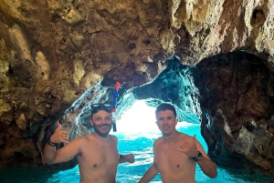 Himare: tour in barca lungo la costa con soste per nuotare