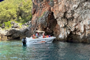 Himare: tour in barca lungo la costa con soste per nuotare