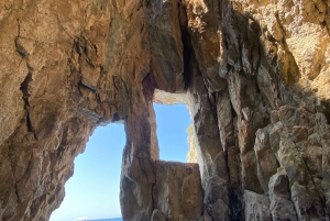 Himare: tour in barca lungo la costa con soste per nuotare