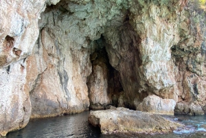 Himare: tour in barca lungo la costa con soste per nuotare