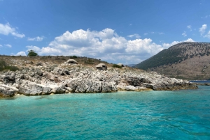 Himare: tour in barca lungo la costa con soste per nuotare