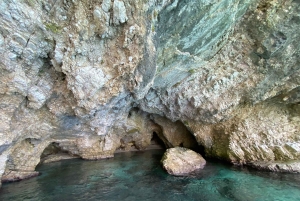 Himare: tour in barca lungo la costa con soste per nuotare