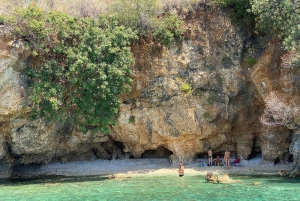 Himare: tour in barca lungo la costa con soste per nuotare