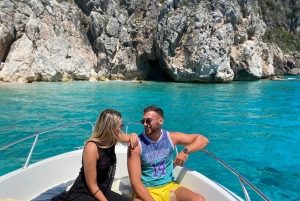 Himare: tour in barca lungo la costa con soste per nuotare