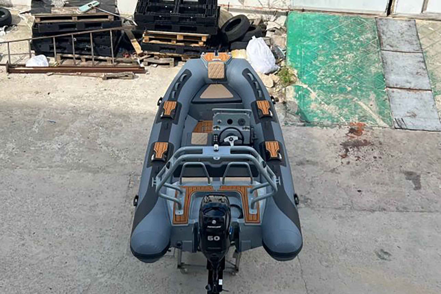 Himarë : location de bateau sans équipage (40 CV)