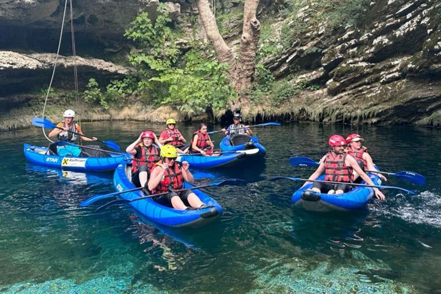 Kayak dans la rivière Viosa - Albanie