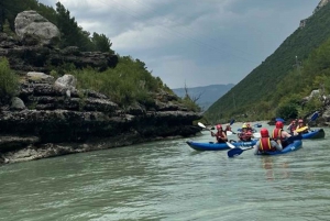 Kajakpaddling i floden Viosa - Albanien