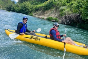 Kayak dans la rivière Viosa - Albanie
