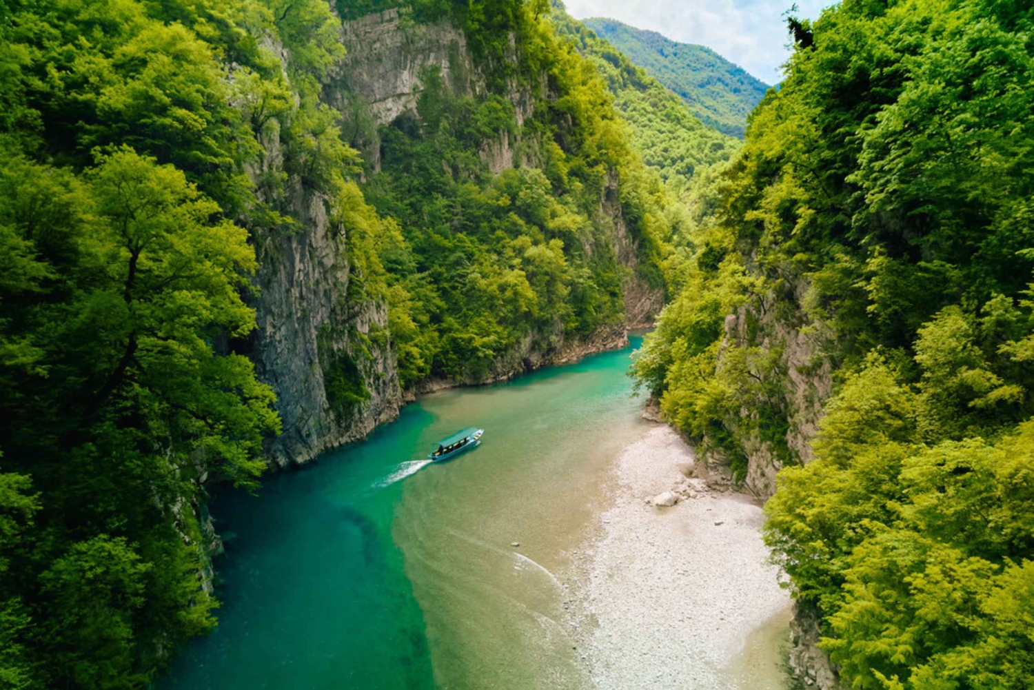 コマニ湖：シャラ川ボート旅行（送迎付き）