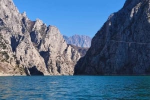 Lago Koman y río Shala: tour en barco privado (horario flexible)