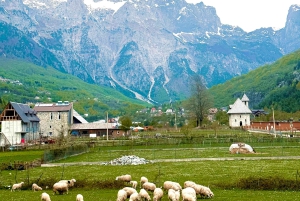 Fuoristrada al villaggio di Theth: tour in SUV via Tirana, Bogë e le Alpi