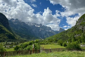 Fuoristrada al villaggio di Theth: tour in SUV via Tirana, Bogë e le Alpi