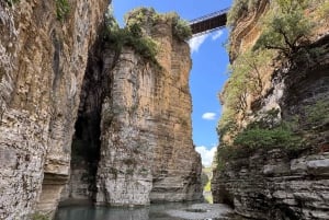 Zwem, drijf, verken de Osumi-kloof en de Bogove-waterval
