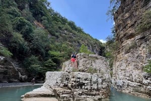 Zwem, drijf, verken de Osumi-kloof en de Bogove-waterval