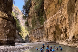 Zwem, drijf, verken de Osumi-kloof en de Bogove-waterval