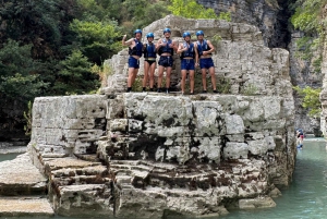 Zwem, drijf, verken de Osumi-kloof en de Bogove-waterval