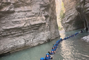 Zwem, drijf, verken de Osumi-kloof en de Bogove-waterval