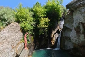 Zwem, drijf, verken de Osumi-kloof en de Bogove-waterval