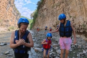 Zwem, drijf, verken de Osumi-kloof en de Bogove-waterval