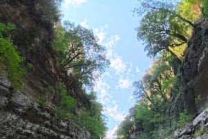 Zwem, drijf, verken de Osumi-kloof en de Bogove-waterval