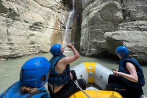 Zwem, drijf, verken de Osumi-kloof en de Bogove-waterval