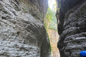 Zwem, drijf, verken de Osumi-kloof en de Bogove-waterval
