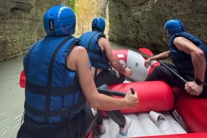 Zwem, drijf, verken de Osumi-kloof en de Bogove-waterval