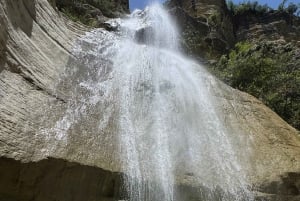 Zwem, drijf, verken de Osumi-kloof en de Bogove-waterval