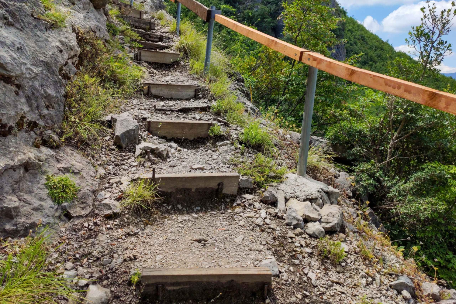 'Ausflug zur Pëllumbas-Höhle, zur Erzeni-Schlucht und zur Festung Petrelë'