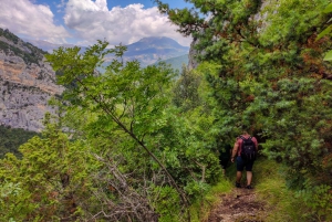 'Ausflug zur Pëllumbas-Höhle, zur Erzeni-Schlucht und zur Festung Petrelë'