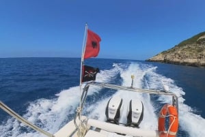 Exploration de la baie de Grama et des grottes ioniennes en bateau privé