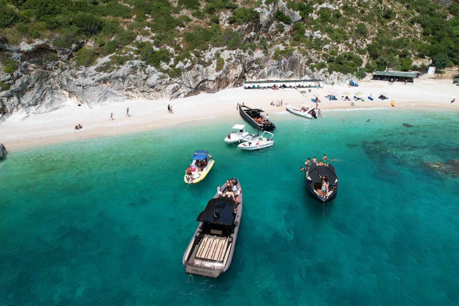 Privat Grama Bay Grottor & stränder Guidad tur med motorbåt