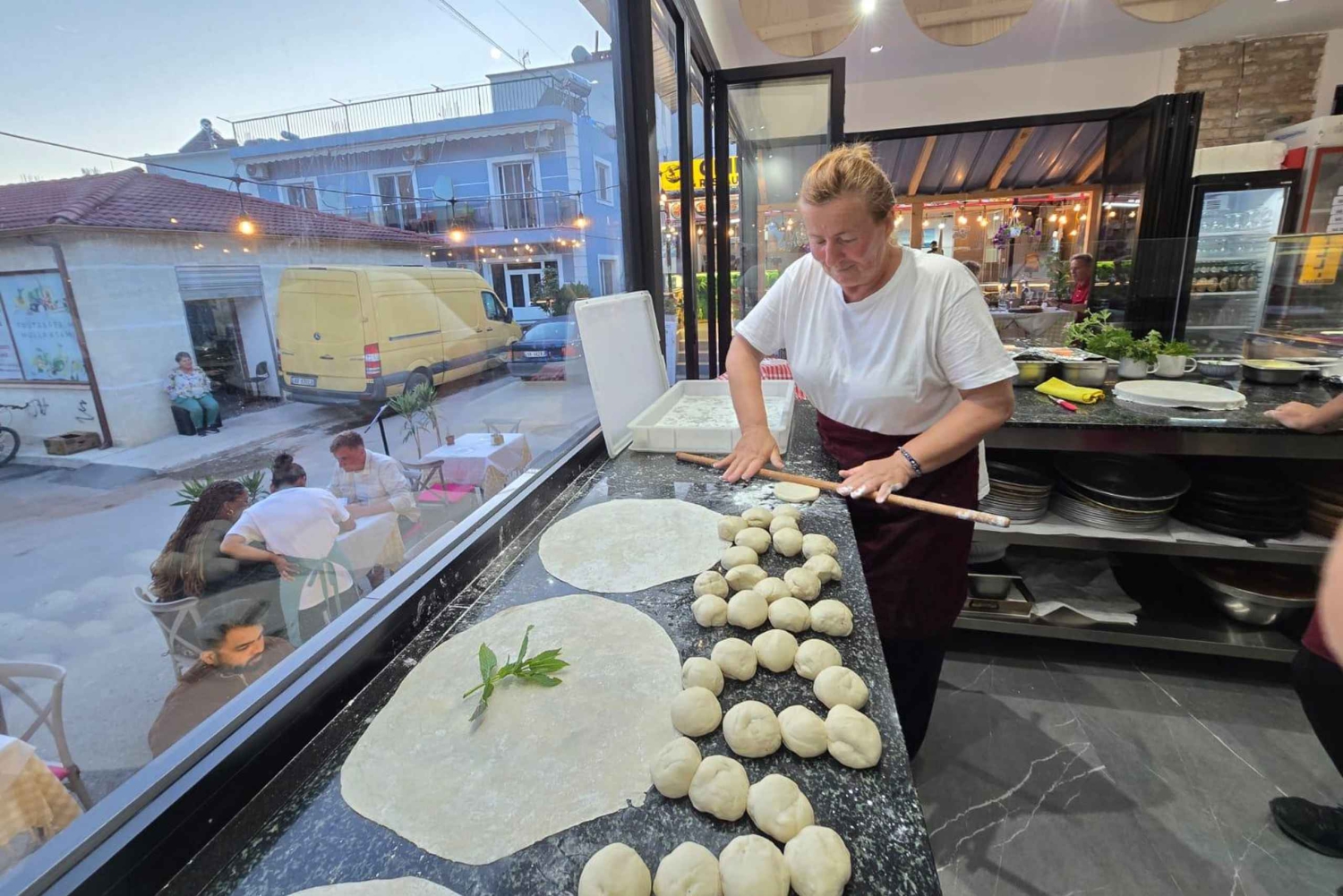 Privat traditionel albansk Lakror-madlavningskursus i Ksamil