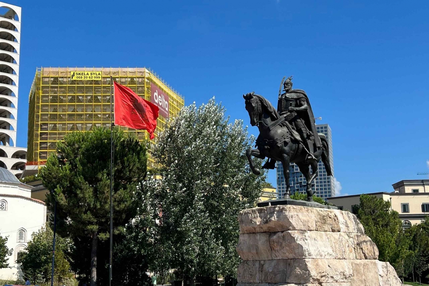 Tirana: Ekspresowa piesza wycieczka z przewodnikiem