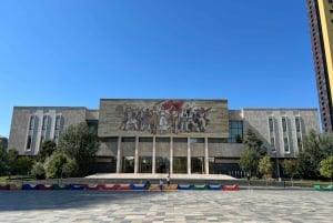Tirana: Tour guidato a piedi con una guida