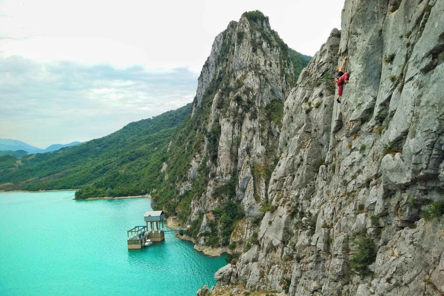 Escalada em rocha em Tirana, aventura nas montanhas
