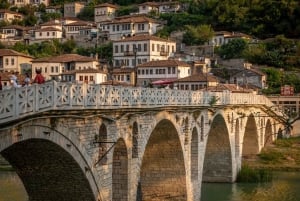 Passeio romântico em Berat: História e charme se revelam