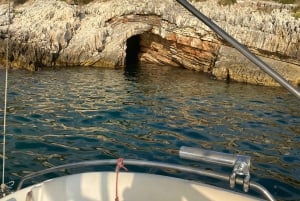 Saranda: Boat tour to 7 destinations end snorkeling