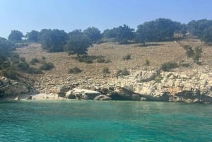 Saranda: Boat tour to 7 destinations end snorkeling