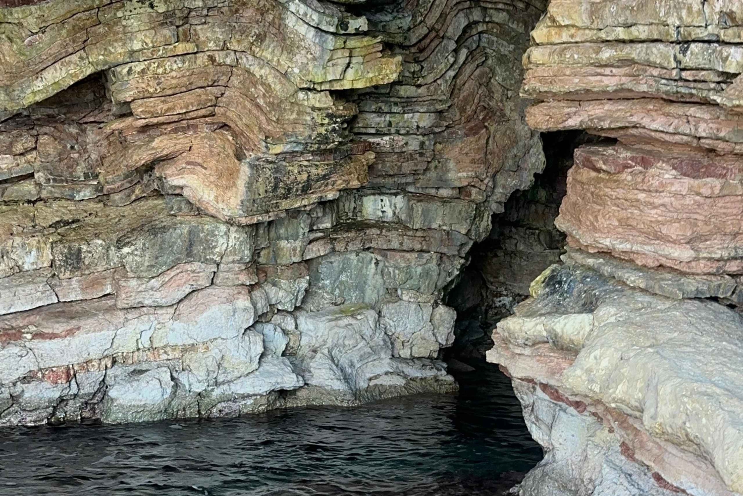 Saranda: Båttur till Kroreza med snorkling och parasoll