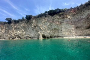 Saranda: Båttur till Kroreza med snorkling och parasoll