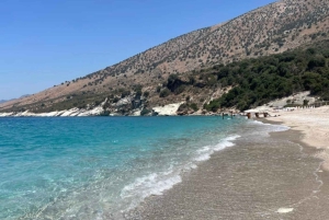 Saranda: Båttur till Kroreza med snorkling och parasoll