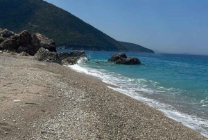 Saranda: Båttur till Kroreza med snorkling och parasoll