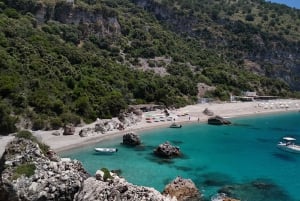 Saranda: viaje en barco con 6 paradas, bebida y snorkel gratis